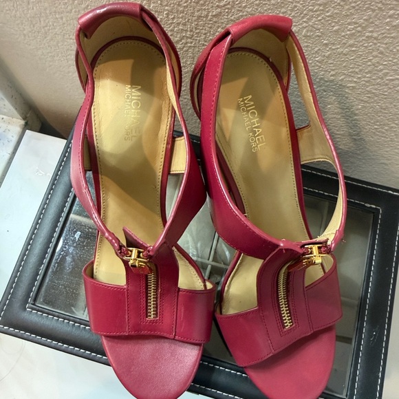 Michael Kors Magenta Leather T-Strap Heeled Sandals with Gold Zipper - Picture 5 of 7